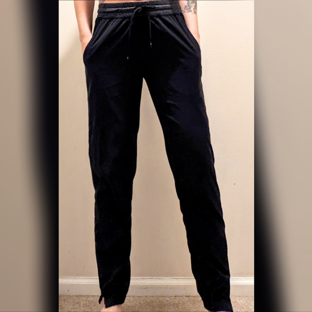 *Nike* DRI-FIT "satin" lined Size Small Workout/ Wind Pants/ joggers Black